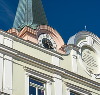 fileadmin/roha/images_galerie/orte_landschaft/Teisendorf/Teisendorf-Markt/TEI-MA-0022-3-D-roha-Teisendorf-Marktstrasse-Fassade-Kirchturm.png