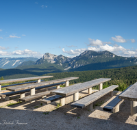 fileadmin/roha/images_galerie/orte_landschaft/Stoisser-Alm/TEI-STO-TISCH-0001-D-roha-Teisendorf-Anger-Stoisseralm-Hochstaufen-Zwiesel-Tisch.png