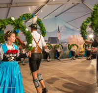 fileadmin/roha/Gautrachtenfest/Bilderglalerie/Gaufest-2023/Gauheimatabend/BR-GAUFEST-TEIS-2023-2-2116-3-D-roha-Tracht-Gaufest-Teisendorf.png