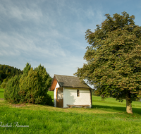 fileadmin/roha/images_galerie/kirche_religion/Teisendorf/Freidling-Berg-Stoisseralm/KKKM-TEIS-BERG-OBER-0004-D-roha-Kapelle-Teisendorf-Oberreit-Herbst.png