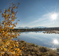 fileadmin/roha/images_galerie/orte_landschaft/Petting/Schoenramer-Moor/SON-UN-SCHOEN-0003-1515-D-roha-Sonnenuntergang-Schoenrammer-Moor-See-Wasser.png