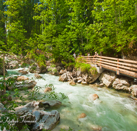 fileadmin/roha/images_galerie/orte_landschaft/Berchtesgaden/Ramsau/BGD-RA-ZAUB-0008-D-roha-Berchtesgaden-Ramsau-Zauberwald-Wildwasser-Weg-Steg.png