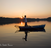 fileadmin/roha/images_galerie/Freizeit-Sport/FISCH-ABTSD-0001-D-roha-Fischer-Boot-Wasser-Sonnenuntergang-Laufen-Leobendorf-Abtsdorfer-See-Angel-Rute.png