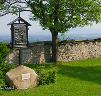 fileadmin/roha/images_galerie/kirche_religion/Ainring-Kreuzweg/KKKM-AINR-KR-14-0049-3-D-roha-Kreuzweg-Ainring-Ulrichshoegl-Friedhof-Mauer.png