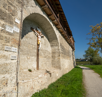 fileadmin/roha/images_galerie/orte_landschaft/Laufen/LAUF-SALZ-UF-WEG-0003-D-roha-Laufen-Uferweg-Salzach-Kreuz-Hochwassermarken.png