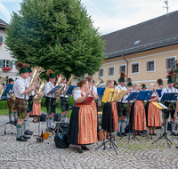 fileadmin/roha/images_galerie/musik/Blasmusik/Anger_-_Aufham/MU-BLA-ANG-0200-1938-1942-D-roha-Musik-Blasmusik-Musikkapelle-Anger-Hoeglwoerth-Dorfplatz-Standkonzert.png