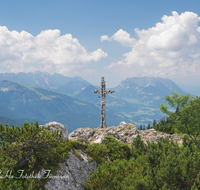 fileadmin/roha/images_galerie/orte_landschaft/Ruhpolding/RUH-HOERNDL-KR-0003-D-roha-Ruhpolding-Hoerndlwand-Gipfel-Kreuz.png