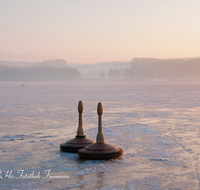 fileadmin/roha/images_galerie/Freizeit-Sport/SPO-EIS-STOCK-WAG-0004-D-roha-Sport-Winter-Eis-Eisstock-Waginger-See-Kuehnhausen-Sonnenuntergang-Stimmung.png