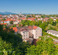 fileadmin/roha/images_galerie/orte_landschaft/Traunstein/TRAUN-0005-D-roha-Traunstein-Panorama-Stadt-Chiemgauer-Berge.png