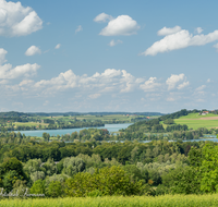 fileadmin/roha/images_galerie/orte_landschaft/Waging/WAG-SEE-0013-3-D-roha-Waging-Waginger-Panorama-Tachinger-See.png