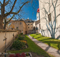 fileadmin/roha/images_galerie/orte_landschaft/Salzburg/Nonnberg/SA-NONNB-DET-0011-D-roha-Salzburg-Nonnberg-Kloster-Friedhof-Grab.png