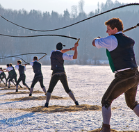 fileadmin/roha/reportagen/Aperschnalzen/BR-SCHNA-0022-D-roha-Brauchtum-Schnalzen-Teisendorf-Rupertiwinkel-Winter-Schnee.png