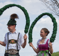 fileadmin/roha/images_galerie/brauchtum/Tracht/Trachtenverein_Anger/BR-TRACH-ANG-20170827-1525-01-D-roha-Brauchtum-Tracht-Anger-Fuermann-Alm-Kronentanz.png