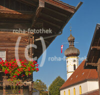 fileadmin/roha/images_galerie/orte_landschaft/Grassau/GRAS-ROTT-0006-D-roha-Grassau-Rottau-Kirche-Zwiebelturm-Kirchweih-Fahne-Kirchturm-Uhr-Bauernhof_Kopie.jpg