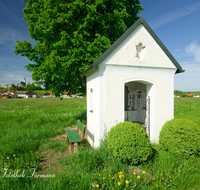 fileadmin/roha/images_galerie/kirche_religion/Fridolfing/KKKM-FRID-PIET-0001-D-roha-Kapelle-Fridolfing-Pietling-Fruehling.png