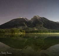 fileadmin/roha/images_galerie/orte_landschaft/Berchtesgaden/Ramsau/LANDS-HIM-NA-STE-HI-0001-2041-D-roha-Landschaft-Himmel-Nacht-Sterne-Hintersee-Ramsau-Hochkalter-Winter.png