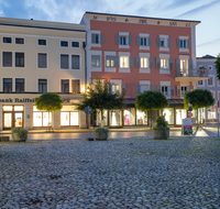 fileadmin/roha/Lieblingsbilder-making/making-of/LAUF-STADT-MAR-PL-NA-0001-2131-D-P2-roha-Laufen-Marienplatz-Brunnen-Nacht.png