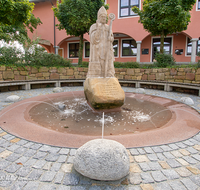 fileadmin/roha/images_galerie/orte_landschaft/Teisendorf/Teisendorf-Markt/TEI-MA-PLA-0004-01-D-roha-Teisendorf-Marktplatz-Rupertus-Brunnen-Wasser.png