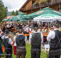 fileadmin/roha/images_galerie/orte_landschaft/Anger/Anger/AN-FUER-ALM-0013-D-roha-Anger-Fuermann-Alm-Fest.png