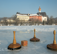 fileadmin/roha/images_galerie/Freizeit-Sport/AN-HOEGL-EISST-0003-D-roha-Anger-Hoeglwoerth-Eisstock-Schnee-Winter.png