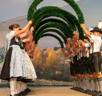 fileadmin/roha/Gautrachtenfest/Bilderglalerie/Gaufest-2023/Gauheimatabend/BR-GAUFEST-TEIS-2023-2-2105-2-D-roha-Tracht-Gaufest-Teisendorf.png