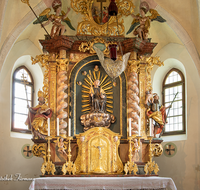 fileadmin/roha/images_galerie/kirche_religion/Teisendorf/KKKM-TEIS-HOLZ-KIR-0056-D-roha-Kirche-Teisendorf-Holzhausen-heiliger-Leonhard-Altar.png