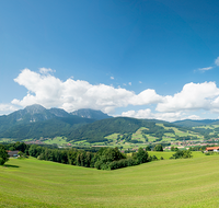 fileadmin/roha/images_galerie/orte_landschaft/Anger/Anger/Anger-Landschaft/LANDS-ANG-AUF-PID-0010-P-D-roha-Landschaft-Anger-Aufham-Piding-Lattengebirge-Hochstaufen-Zwiesel-Teisenberg.png