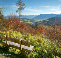 fileadmin/roha/images_galerie/Zaun-Bank/LANDS-TEISB-BA-0002-D-roha-Landschaft-Teisenberg-Bank-Untersberg-Herbst.png