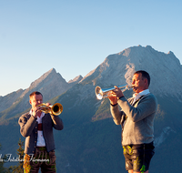 fileadmin/roha/images_galerie/orte_landschaft/Berchtesgaden/Ramsau/MU-BLA-BGD-WATZ-0004-D-roha-Musik-Blasmusik-Trompete-Watzmann-Berchtesgaden-Sonnenaufgang.png