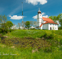 fileadmin/roha/images_galerie/orte_landschaft/Saaldorf/SAAL-STEINBR-0007-roha-Saaldorf-Steinbruenning-Kirche-Weiher-Maibaum.png