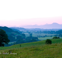 fileadmin/roha/images_galerie/orte_landschaft/Teisendorf/Oberteisendorf/SO-AU-SURT-0006-D-roha-Sonnenaufgang-Surtal-Teisendorf-Salzburg-Panorama-Stimmung.png