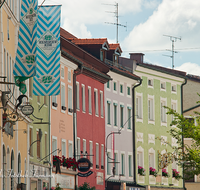 fileadmin/roha/images_galerie/orte_landschaft/Teisendorf/Teisendorf-Markt/TEI-MA-0022-2-D-roha-Teisendorf-Markt-Strasse-Fassade-Blumenschmuck.png