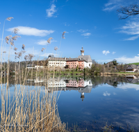 fileadmin/roha/images_galerie/orte_landschaft/Anger/Hoeglwoerth/AN-HOE-0019-0-01-D-roha-Anger-Hoeglwoerth-Kloster-See-Spiegelung.png