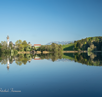 fileadmin/roha/images_galerie/orte_landschaft/Anger/Hoeglwoerth/AN-HOE-0051-0-06-D-M-roha-Anger-Hoeglwoerth-See-Wasser-Untersberg.png