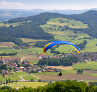 fileadmin/roha/images_galerie/orte_landschaft/Anger/Anger/AN-PAN-FUER-GL-1013-01-D-roha-Anger-Panorama-Fuermann-Alm-Gleitschirm-Flieger.png