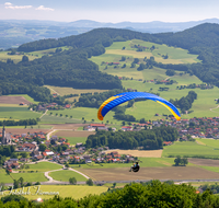 fileadmin/roha/images_galerie/orte_landschaft/Anger/Anger/AN-PAN-FUER-GL-1013-01-D-roha-Anger-Panorama-Fuermann-Alm-Gleitschirm-Flieger.png