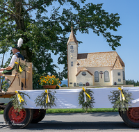 fileadmin/roha/images_galerie/orte_landschaft/Teisendorf/Neukirchen/Trachtenfest-Neukirchen-2019/BR-FEST-NEUK-TRACH-2019-08-11-1204-01-D-roha-Brauchtum-Fest-Neukirchen-Trachtenverein-Festzug.png