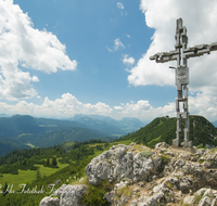 fileadmin/roha/images_galerie/orte_landschaft/Ruhpolding/RUH-HOERNDL-KR-0006-D-roha-Ruhpolding-Hoerndlwand-Gipfel-Kreuz.png