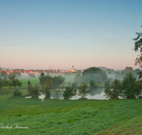 fileadmin/roha/images_galerie/orte_landschaft/Teisendorf/TEI-SUED-OST-0025-1-D-roha-Teisendorf-Sued-Ost-Weiher-Sonnenaufgang-Nebel.png