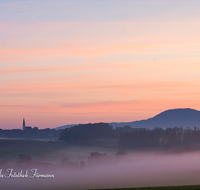 fileadmin/roha/images_galerie/stimmung-Sonne/AINR-STRASS-STIM-0004-D-roha-Ainring-Strass-Stimmung-Sonnenaufgang-Nebel.png