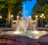 fileadmin/roha/images_galerie/orte_landschaft/Bad_Reichenhall/BAD-REI-FUSSG-0008-01-D-roha-Bad-Reichenhall-Brunnen-Kurgarten-Nacht.png