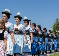 fileadmin/roha/images_galerie/orte_landschaft/Teisendorf/Neukirchen/Trachtenfest-Neukirchen-2019/BR-FEST-NEUK-TRACH-2019-08-11-1216-02-D-roha-Brauchtum-Fest-Neukirchen-Trachtenverein-Festzug.png