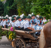 fileadmin/roha/images_galerie/brauchtum/Leonhardiritt/Holzhausen_01/BR-PFRI-HOLZ-0208-0942-01-D-roha-Brauchtum-Pferdeumritt-Holzhausen-Teisendorf-Leonhardiritt.png