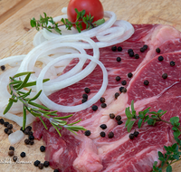 fileadmin/roha/images_galerie/kulinarisch/GAS-FLEISCH-RIND-0021-D-roha-Fleisch-Metzgerei-Rib-Eye-Steak-Zwiebel-Rind-Kraeuter.png