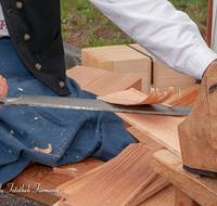 fileadmin/roha/images_galerie/arbeit_technik/Handwerk/HAN-SCHINDLM-0001-D-roha-Handwerk-Schindelmacher-Holz-Reifmesser.png