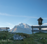 fileadmin/roha/images_galerie/Zaun-Bank/KKKM-BGD-RA-MORD-0002-D-roha-Gipfelkreuz-Ramsau-Mordaualm-Hochkalter-Bank.png