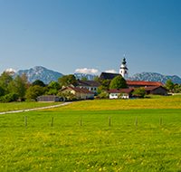 fileadmin/roha/images_galerie/orte_landschaft/Teisendorf/Weildorf/TEI-WEI-PAN-0001-D-roha-Teisendorf-Weildorf-Kirche-Hochstaufen-Zwiesel-Fruehling.png