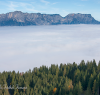 fileadmin/roha/images_galerie/orte_landschaft/Berchtesgaden/Rossfeld-Goell/BGD-ROSSF-AH-BUE-0003-D-roha-Berchtesgaden-Rossfeld-Ahornbuechsenkopf-Nebel-Panorama-Untersberg.png