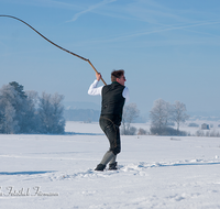 fileadmin/roha/images_galerie/brauchtum/Schnalzen/Schnalzen-Haarmoos/BR-SCHNA-HAARM-EICH-1132-02-D-roha-Brauchtum-Aper-Schnalzen-Haarmoos-Eichet-Schnee-Winter-Pass.png