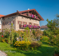 fileadmin/roha/images_galerie/architektur-Haeuser/HAEU-BAU-UFERING-0004-D-roha-Bauernhaus-Teisendorf-Ufering-Blumenschmuck-Garten.png